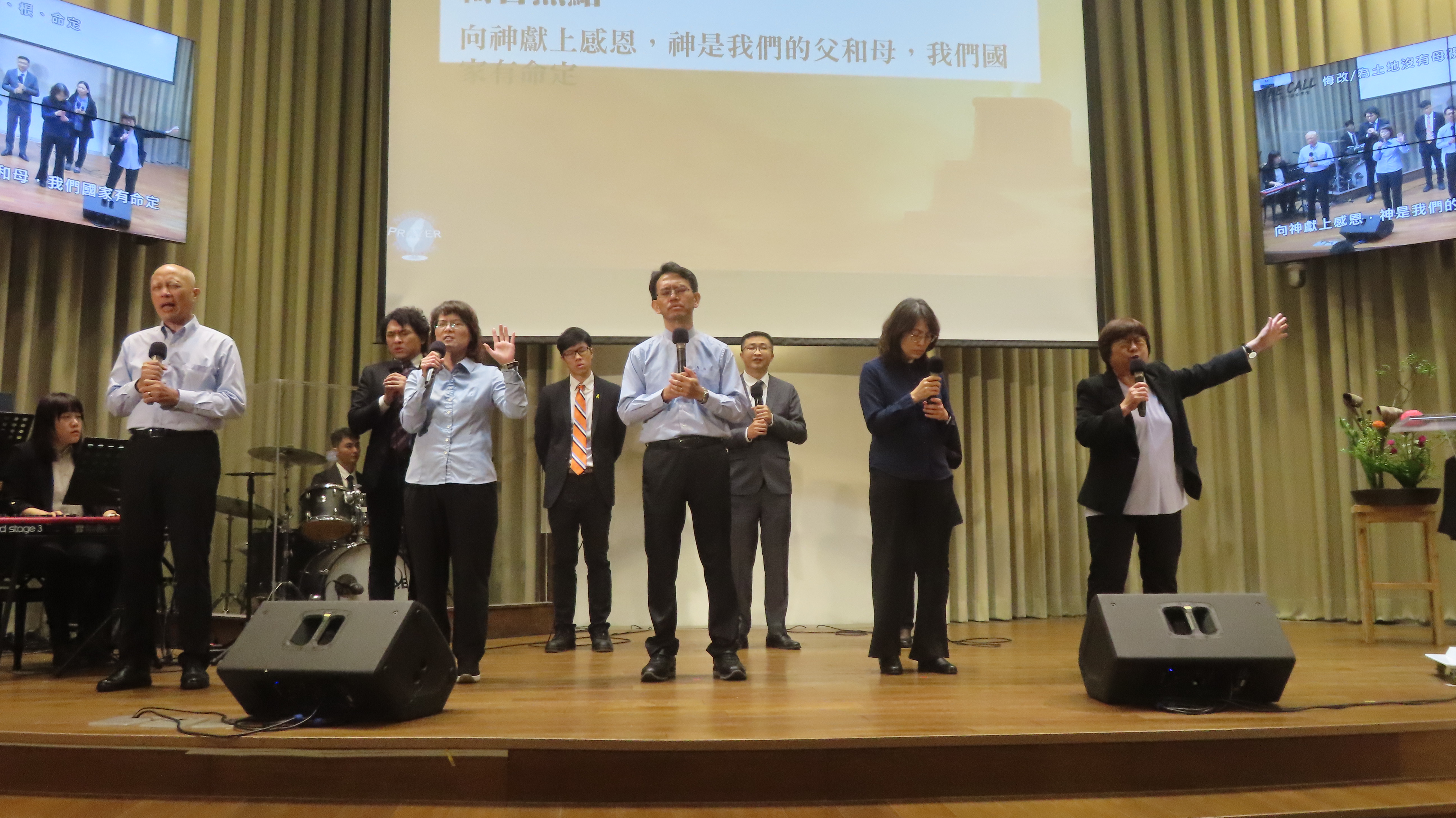 前排左至右，吳侊鐸牧師，柯明德牧師和韓慧蕙牧師帶領禱告。（圖/梁敬彥攝影）