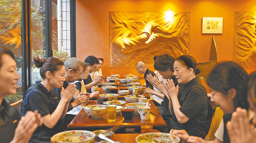 齊風瑞交棒後，Fumin員工齊聚用餐表達感念。（劇照提供：希望影視行銷）