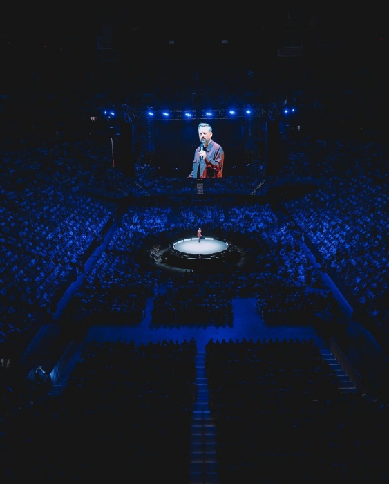 舞台上表演單口喜劇，全場爆滿。（翻攝自IG@natebargatze）