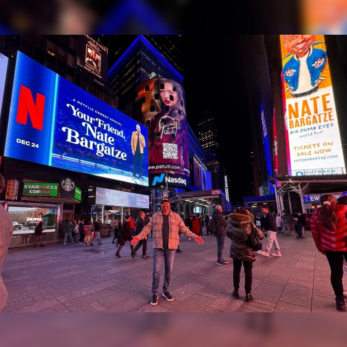 與自己巡演站的宣傳看板合影。（翻攝自IG@natebargatze）