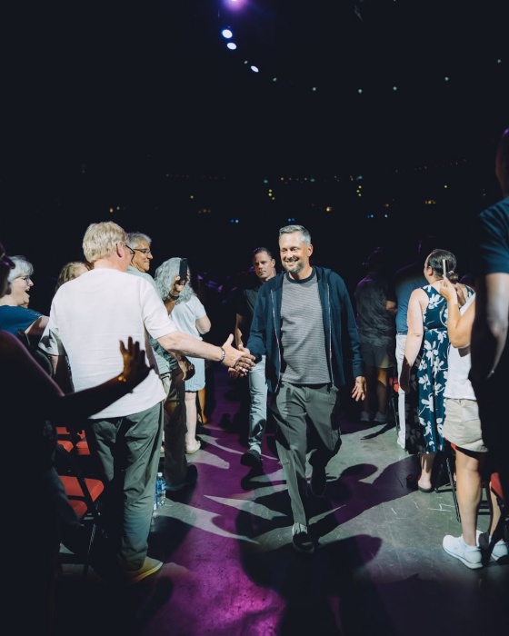 巡演時與觀眾握手。（翻攝自IG@natebargatze）