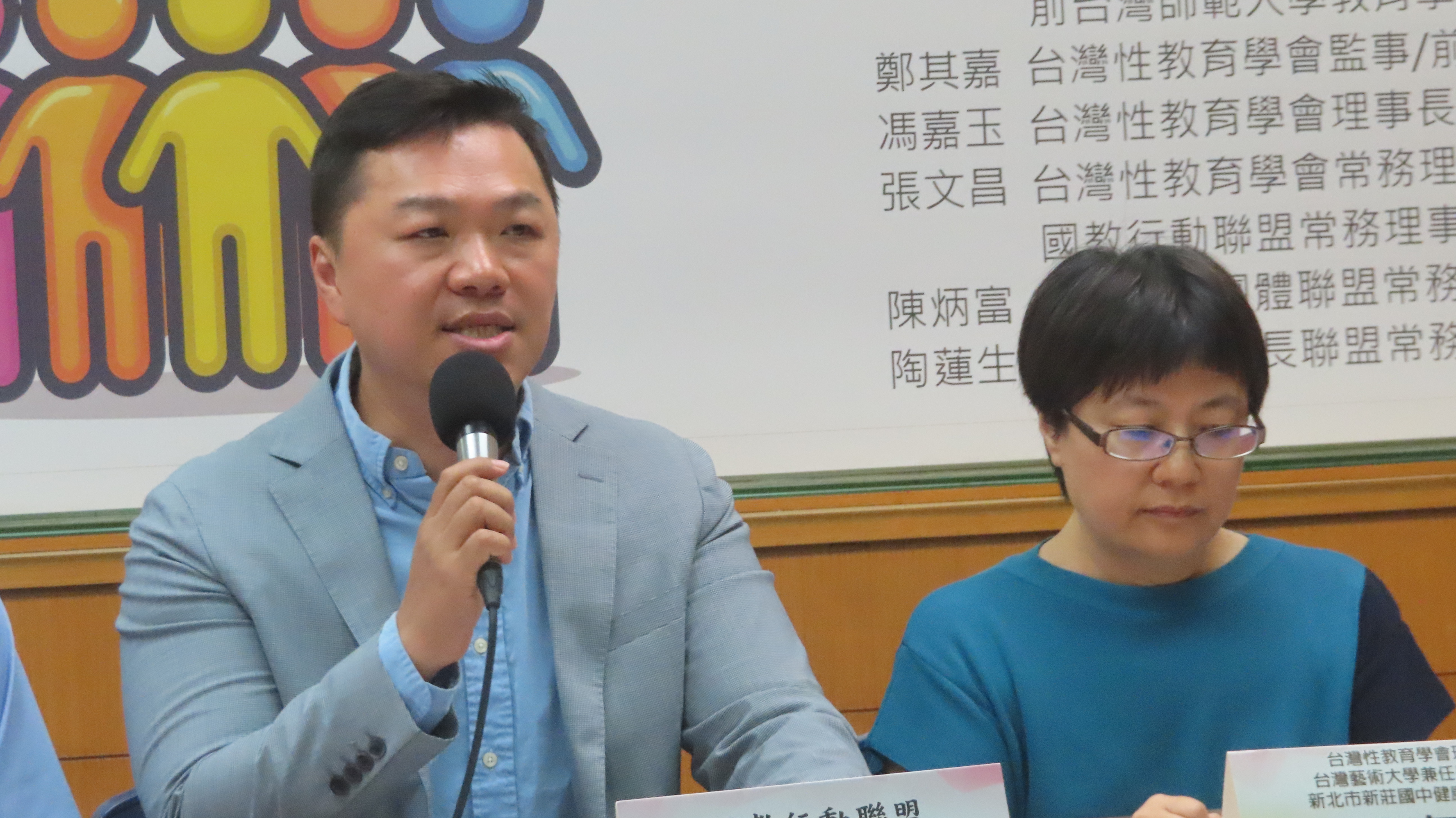 國教盟理事長王瀚陽（圖左）呼籲家有中學階段孩子的家長要注意。（圖/梁敬彥攝影）