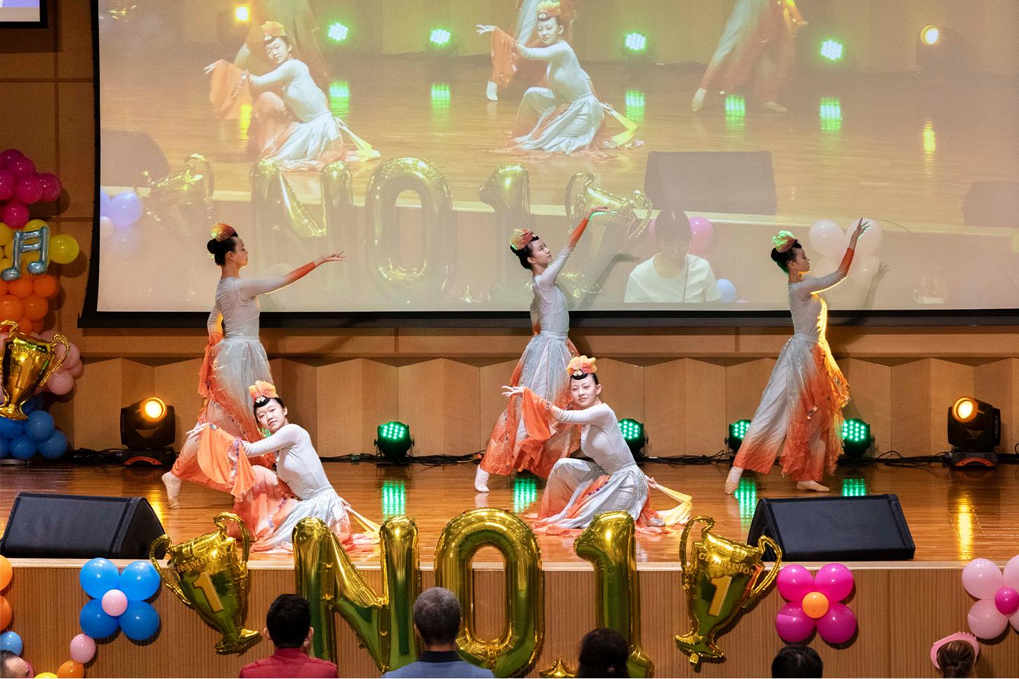 彰安國中舞蹈班以曼妙的舞姿揭開序幕，透過跨世代共演，展現「青銀共好」的美好。(彰基提供)
