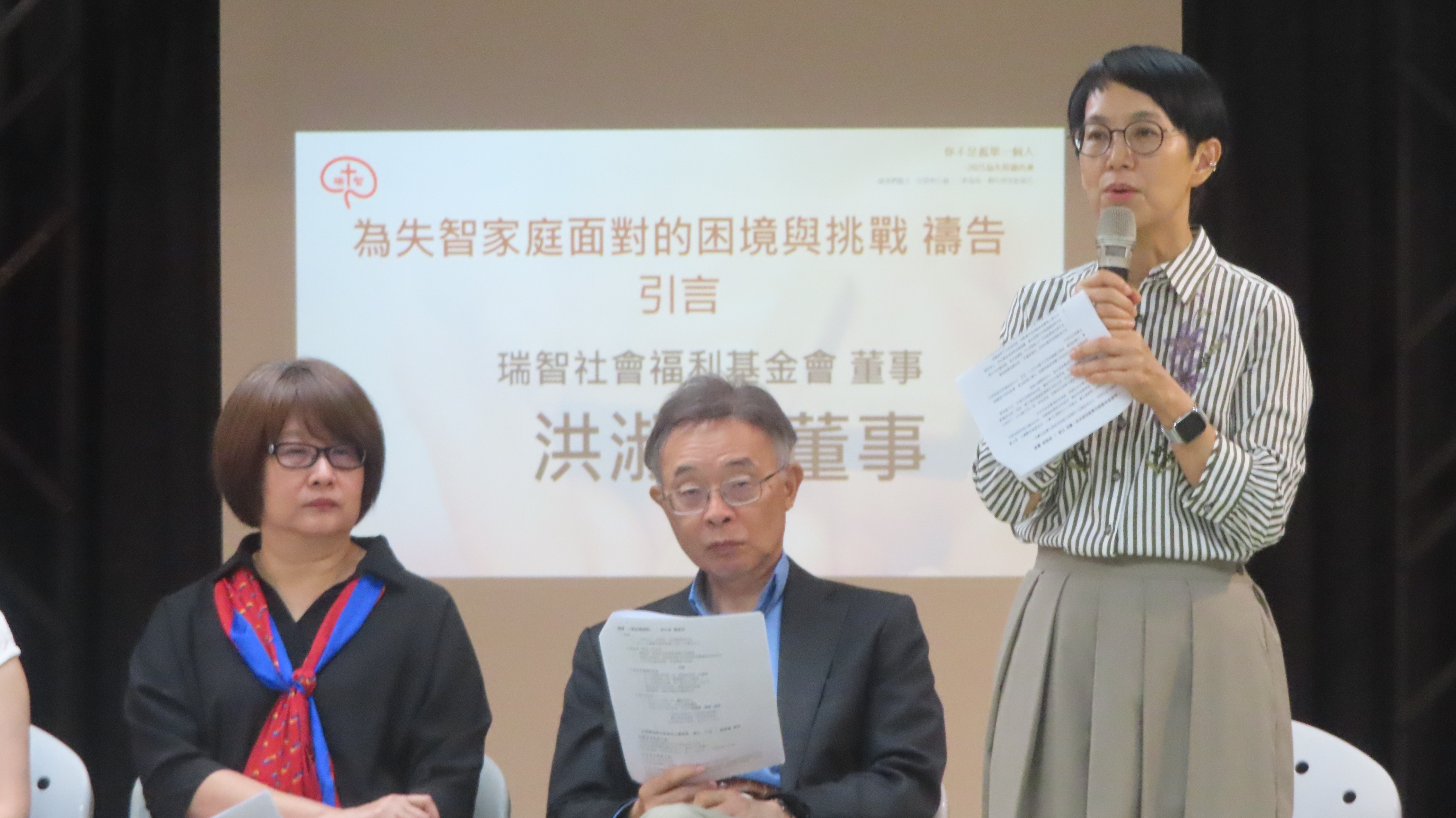 本身是失智照顧者的洪淑惠分享。（圖/梁敬彥攝影）