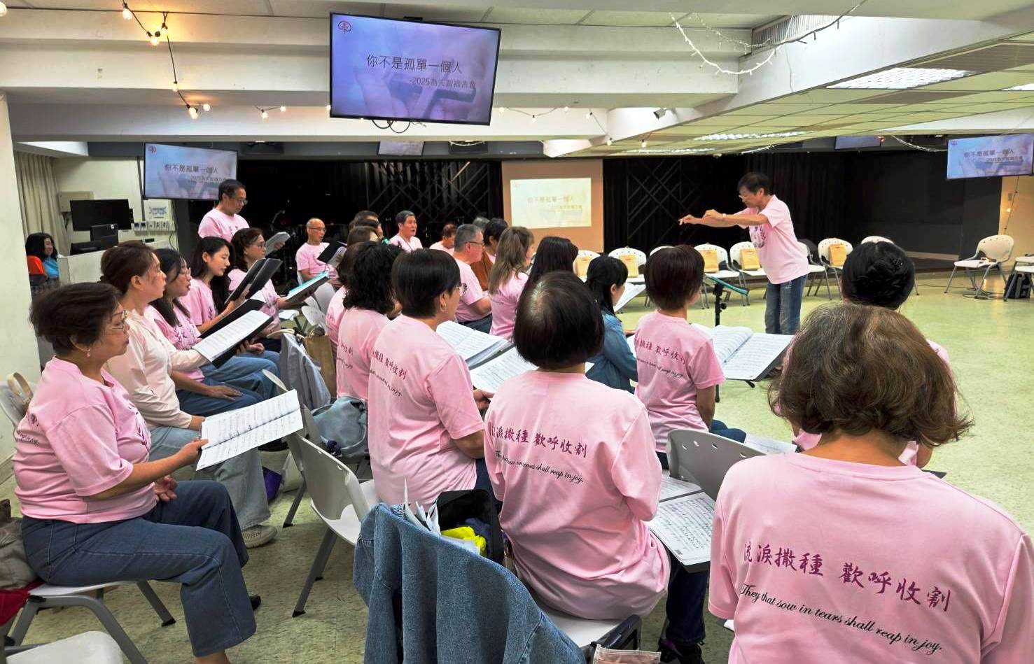 汪美牧師帶領的豐收聖樂湧流詩班領唱（圖/梁敬彥攝影
