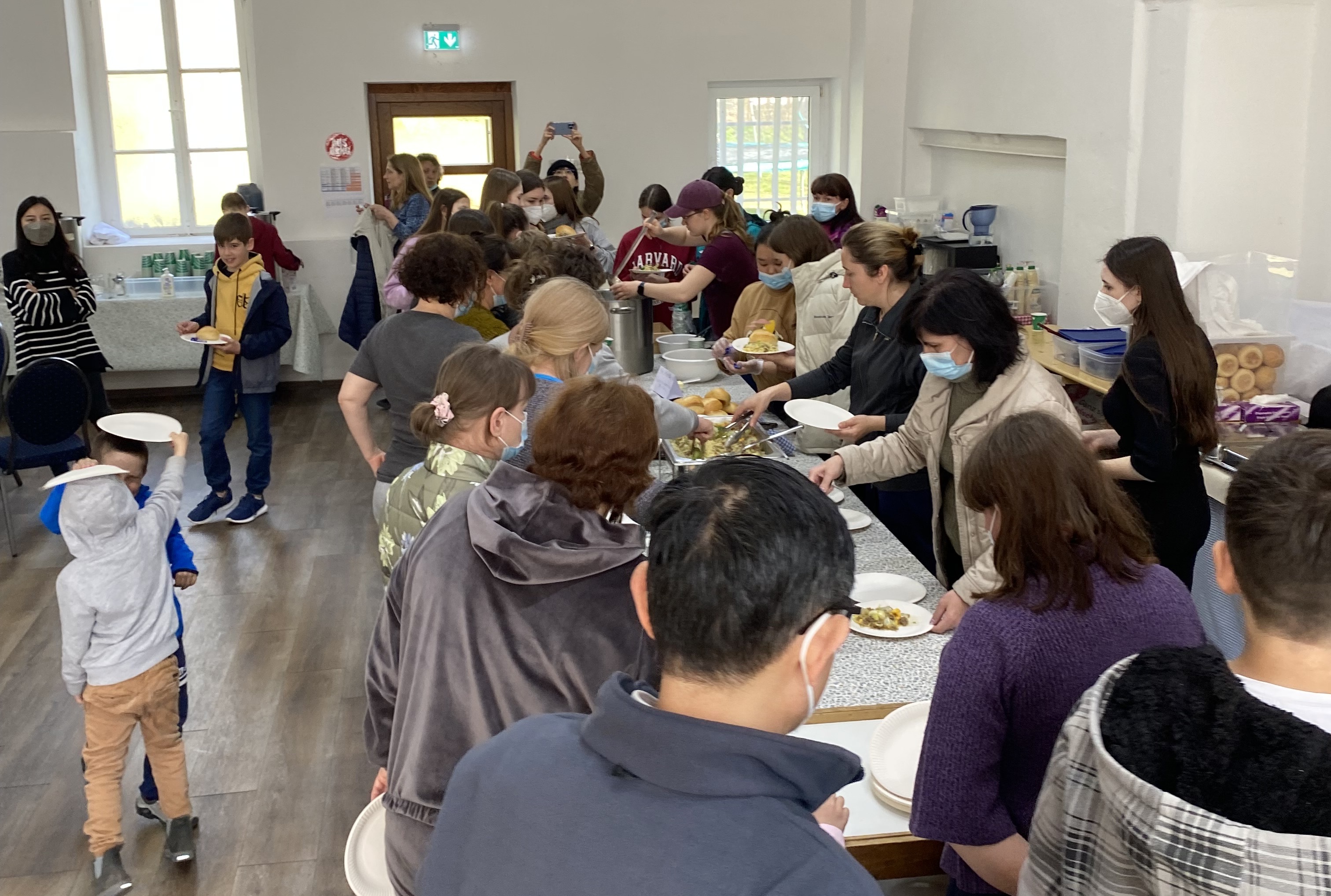 召會在德國美以琳莊園安置難民用餐。(受訪者提供)