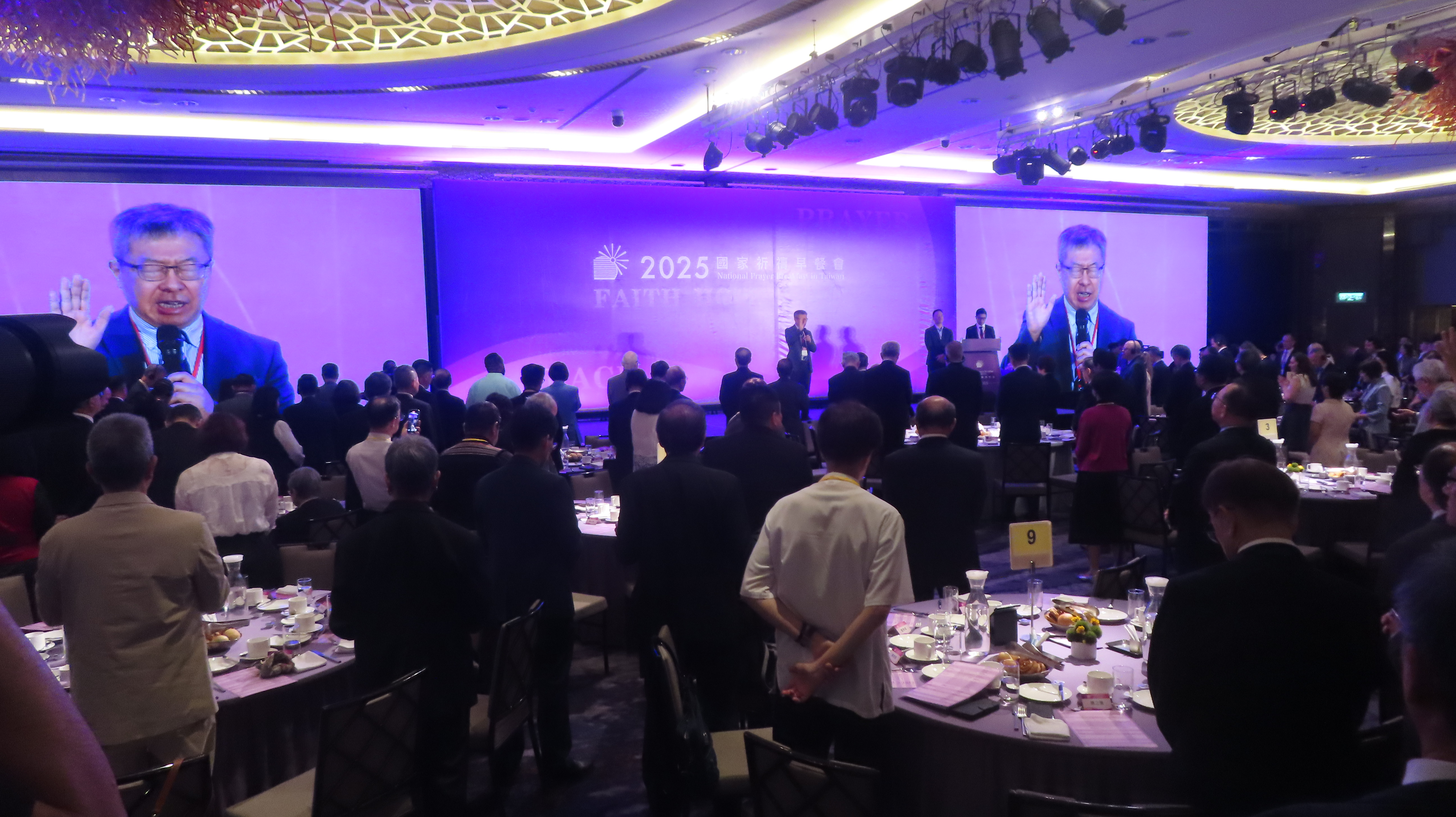 策盟理事長杜明達牧師帶領禱告。（圖/梁敬彥攝影）