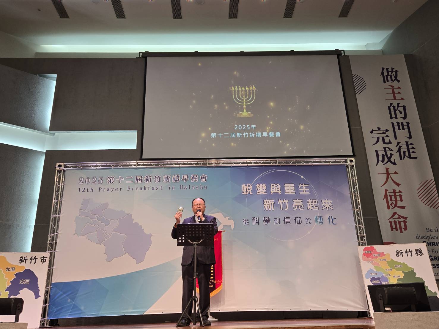 李易松牧師帶領導告。（圖/梁敬彥攝影）