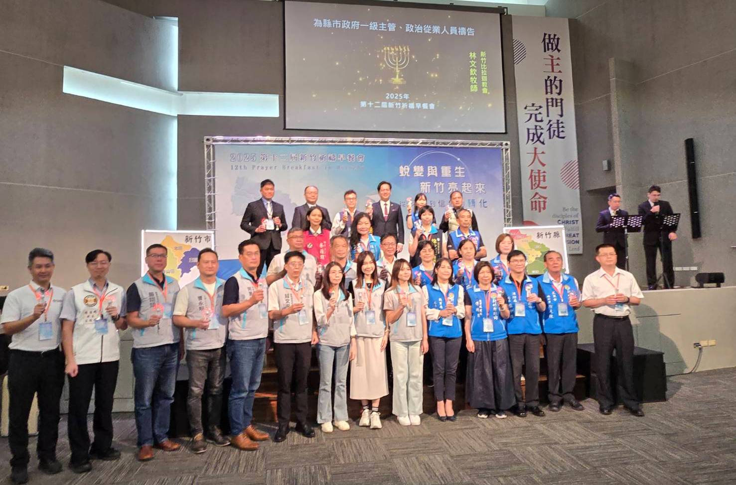 林文千牧師為新竹縣市公僕和民意代表祝禱。（圖/梁敬彥攝影）