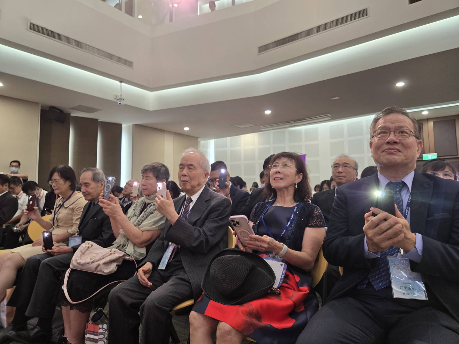 眾人打亮手中的手機燈光，宣告基督的光照亮城市。（圖/梁敬彥攝影）