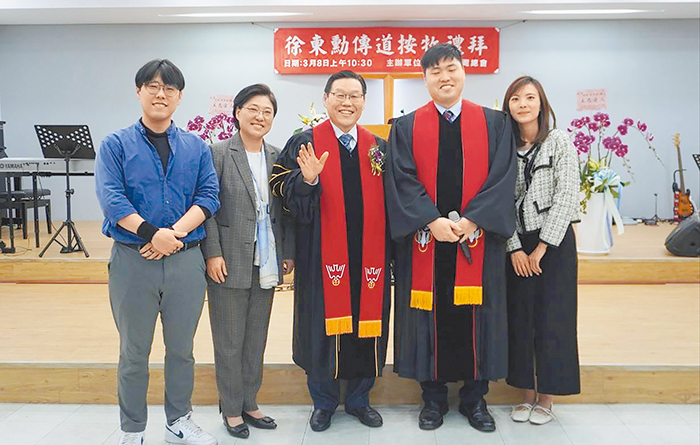 徐東勳牧師按立牧師後，與父母、妻子和弟弟合影。（圖／台中純福音教會提供）