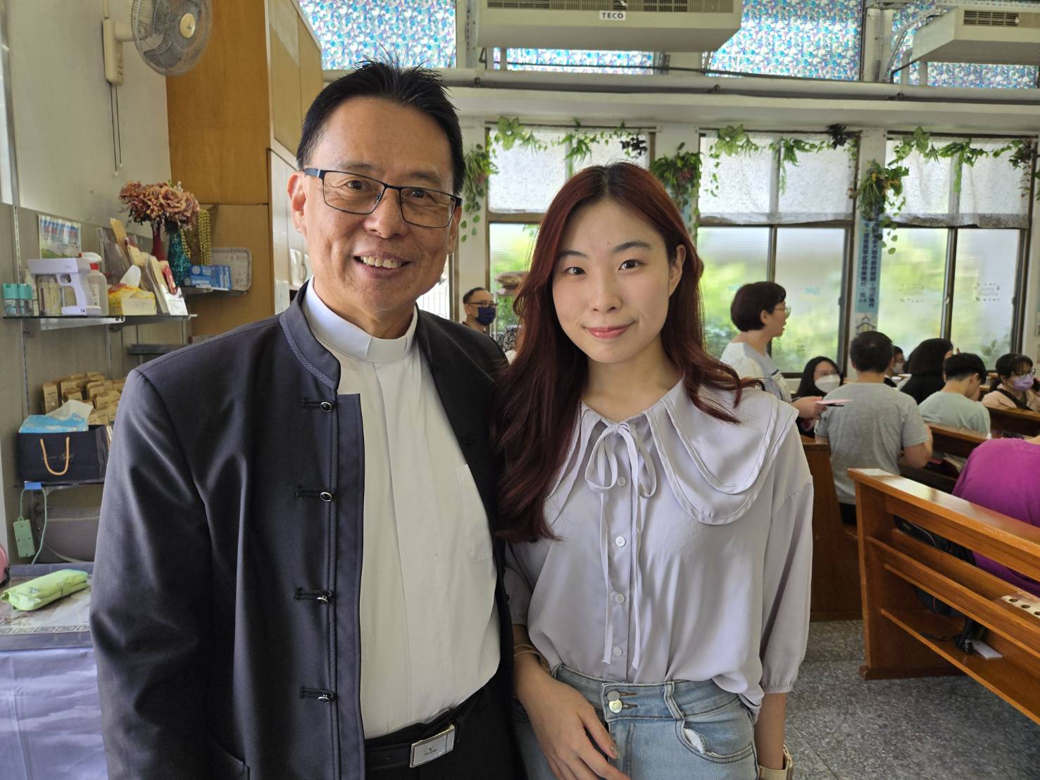與牧師爸爸黃信忠牧師主日後合影。（圖／受訪者提供）