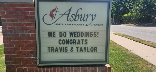 教會對泰勒絲訂婚幽默作出回應。(翻攝自FB@Asbury United Methodist Church）