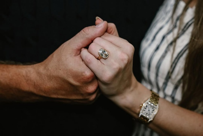 泰勒絲秀出訂婚戒指。（翻攝自IG@taylorswift）