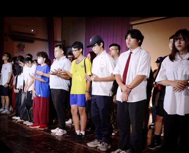 學子身穿制服為校園禱告。（圖／主辦單位提供）