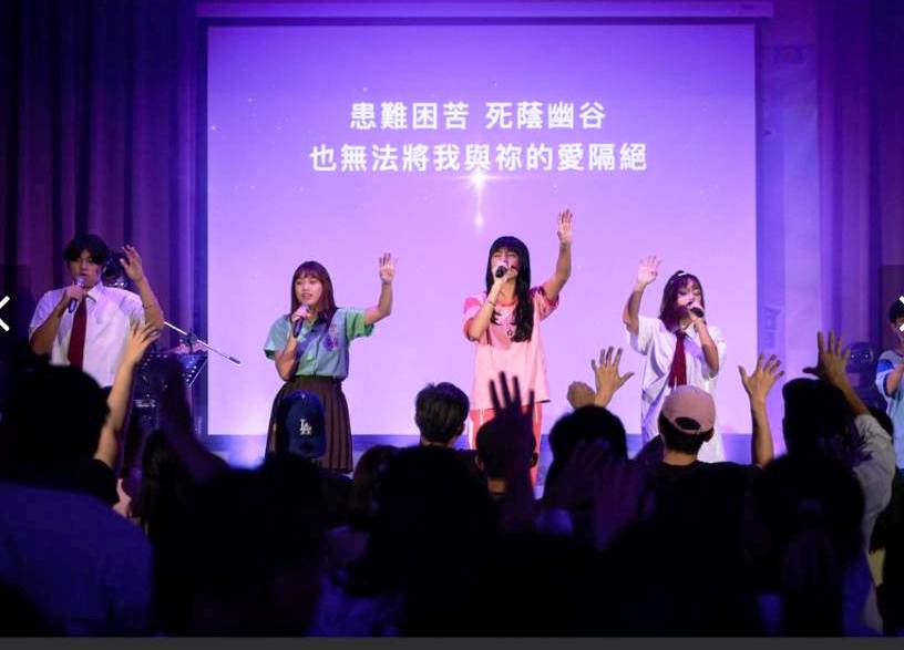 穿著學校制服的學青敬拜團。（圖／主辦單位提供）