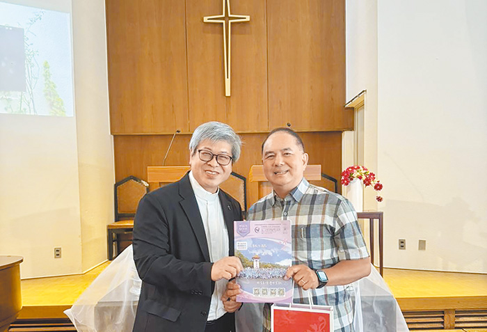 龔建誠牧師（右，受訪者提供）