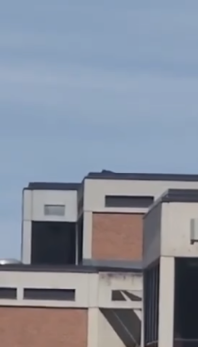 歹徒被認為可能在樓頂射撃。（Tiktok影片截圖）