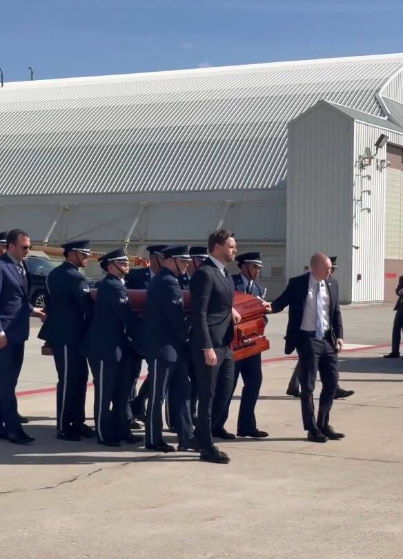 范斯協助抬運柯克靈柩上空軍二號。（翻攝自X@tylerbowyer）