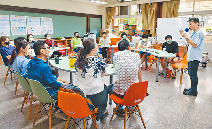 劉家富牧師帶領婚輔課程。（圖/受訪者提供）