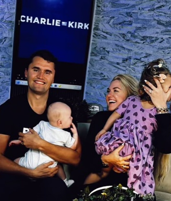 艾瑞卡與丈夫查理．柯克和二名年幼子女昔日天倫照。(翻攝自FB@Erika Kirk）