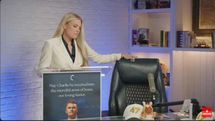 艾瑞卡神情悲傷地撫摸丈夫每天坐的椅子。（YouTube@Turning Point USA影片截圖）