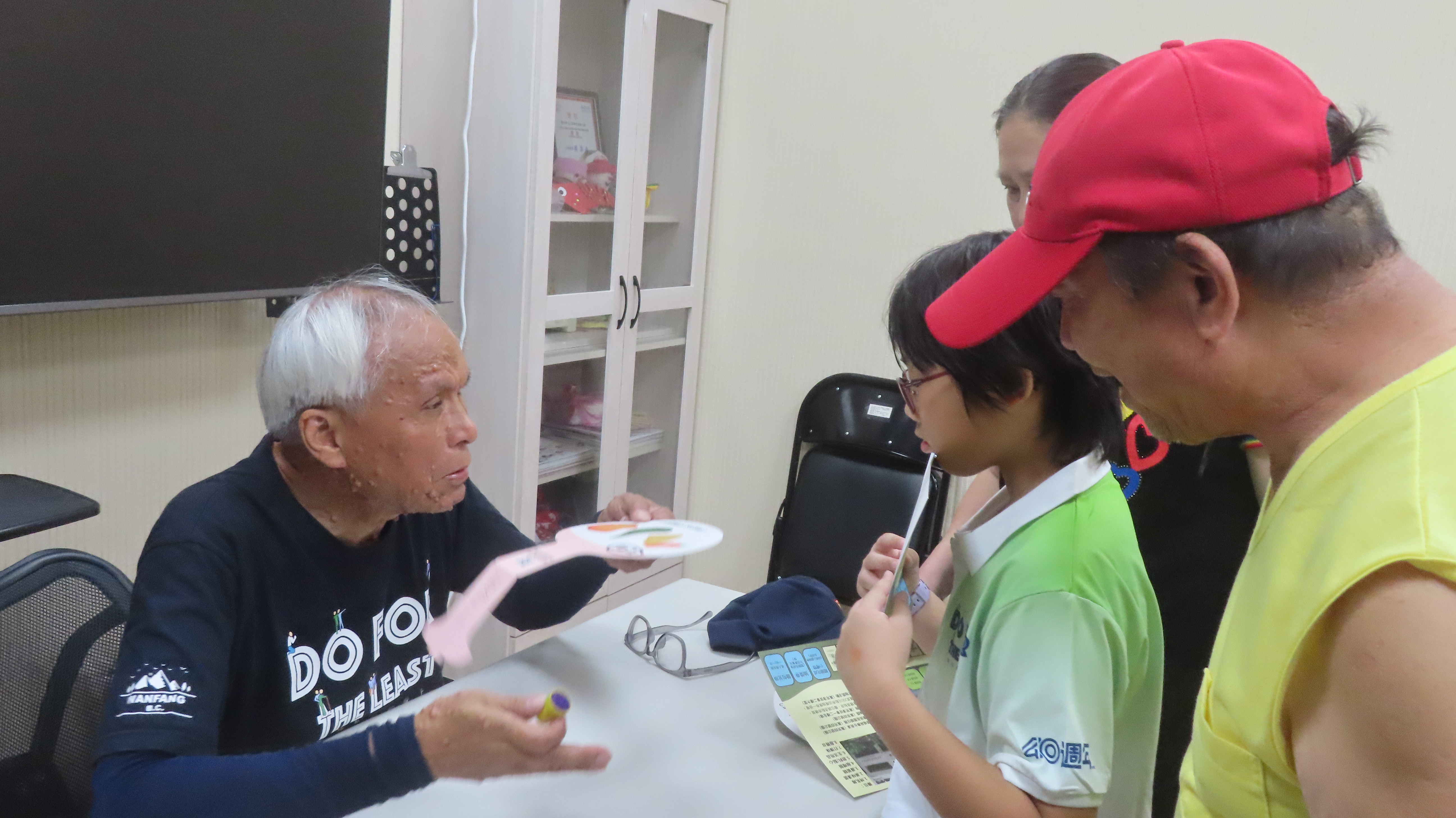 連虔誠牧師擔任環保闖關關主。（圖/梁敬彥攝影）