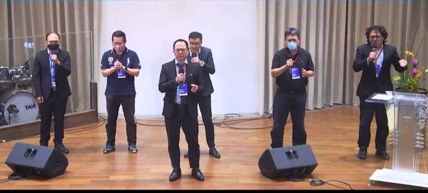 台灣新恩堂職場牧師蔡善宏帶領眾人，為興起靠主職場信徒祝禱。（圖/翻攝自全國職場聚集直播）