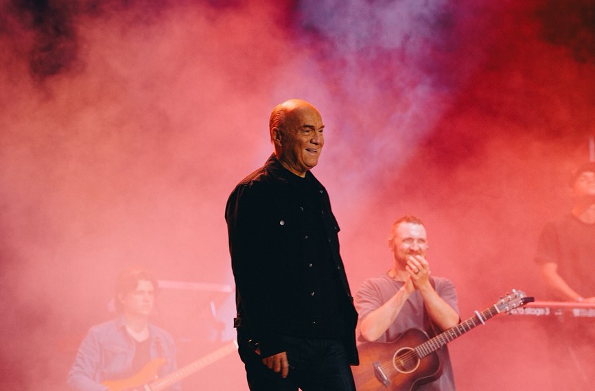 勞格理牧師在FaithFest 2025特會上演講。（翻攝自FB@Greg Laurie）