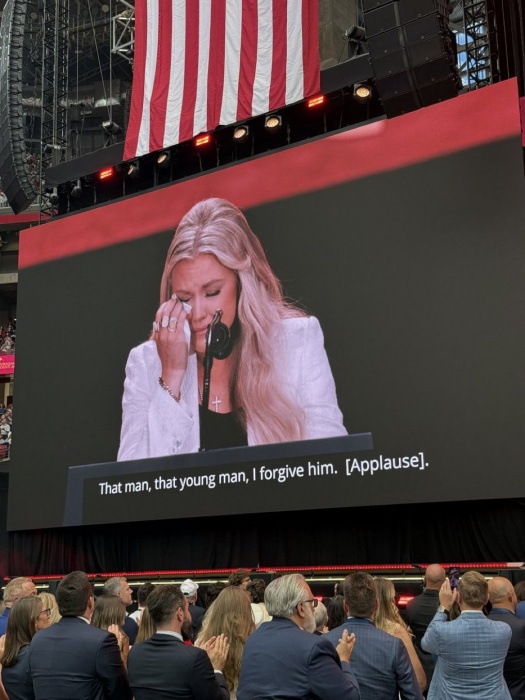 艾瑞卡致詞時潸然淚下。（YouTube@Turning Point USA影片截圖）