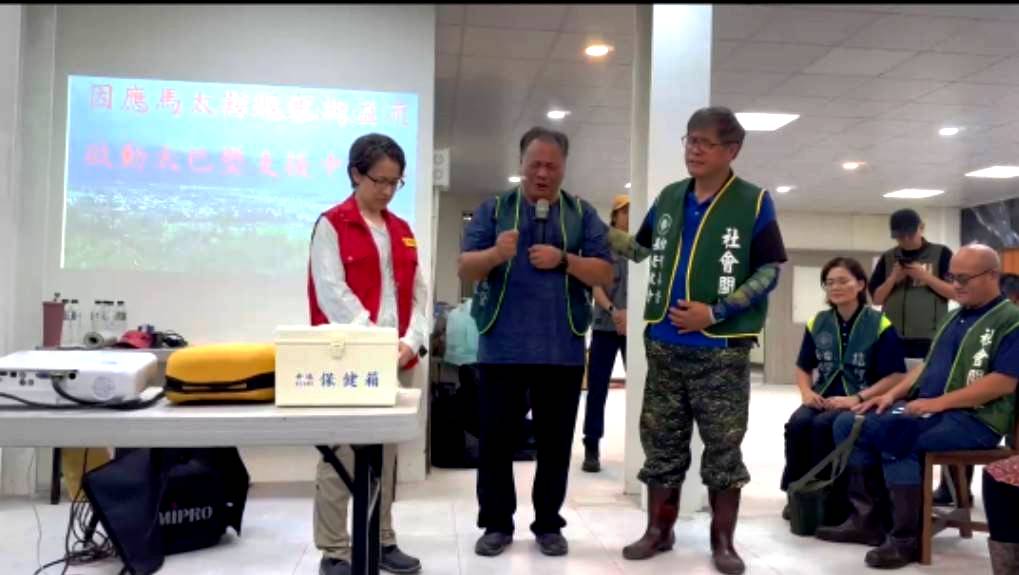 流淚為災區和蕭美琴副總統與救災團隊祝禱。（'圖/醫福會提供）