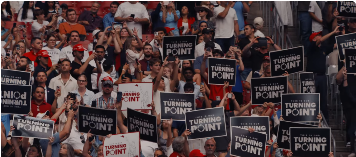 群眾高舉美國轉捩點標語。（YouTube@Turning Point USA影片截圖）