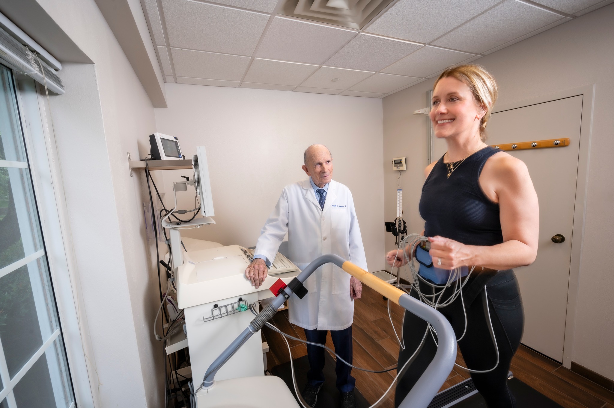 庫柏醫生指導人們運動。(翻攝自FB@Cooper Aerobics）