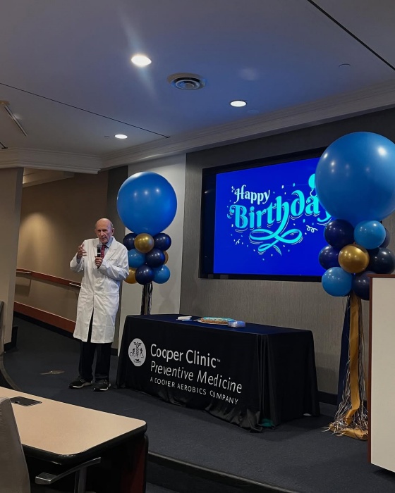 庫柏醫生於生日時與親友分享長壽之道。(翻攝自IG@cooperaerobics）