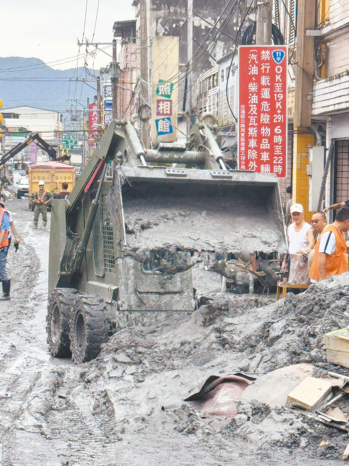 大型機具清運災區廢棄物。（圖／醫福會提供）