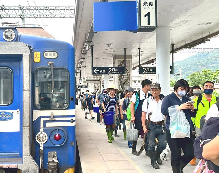 許多人在教師節連假，湧進光復鄉協助災民家園重建。（翻攝自台鐵臉書）