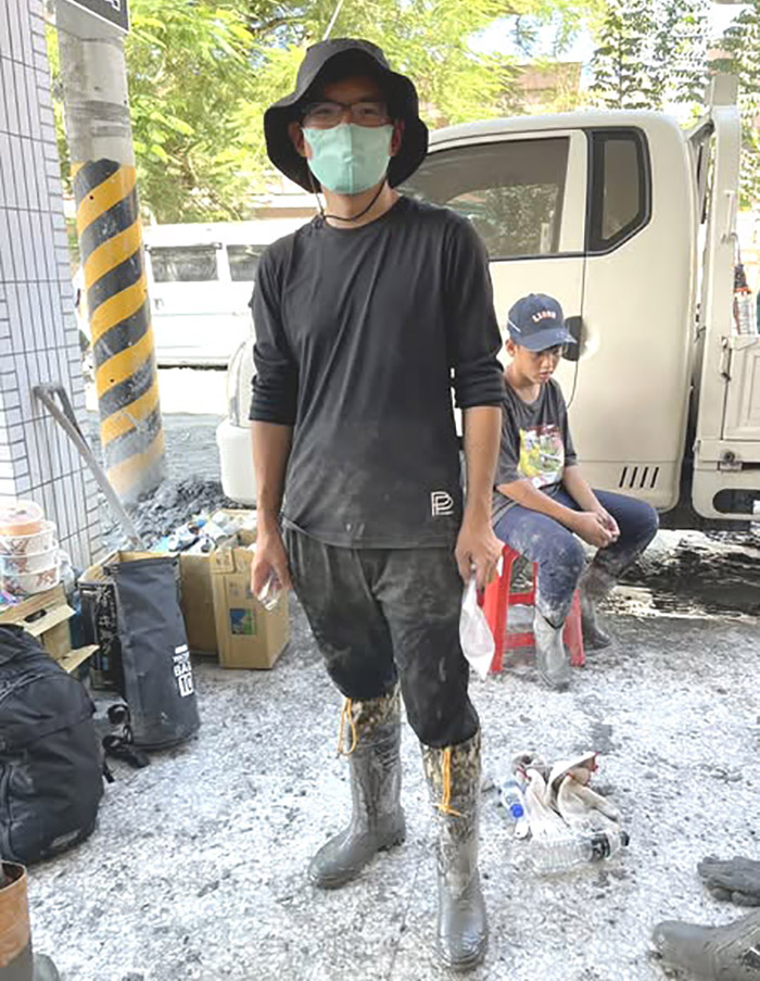 牙醫師林信宏放下器械，投身為鏟子超人幫忙救災。