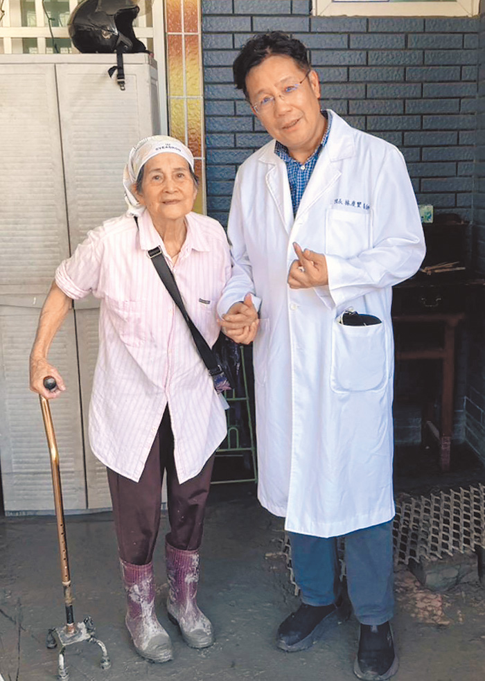 林慶豐醫師關懷探訪災區長者。（圖／受訪者提供）