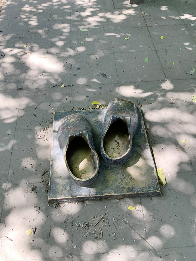 紀念公園裡一雙路德的大銅鞋。