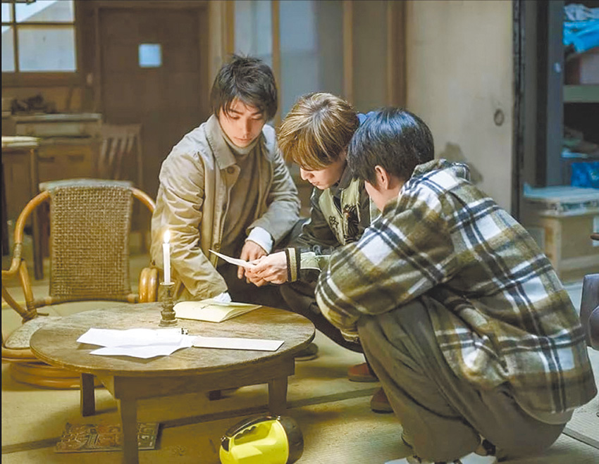 三名出身丸光園的青年：敦也、翔太、幸平，在逃亡中誤入已荒廢的雜貨店。（劇照來源：IMDb）