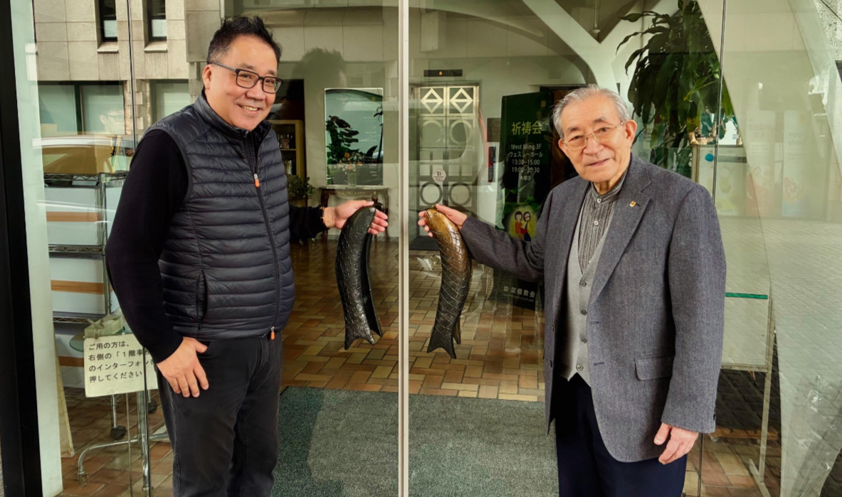 鄭執行長與峯野龍弘牧師。
