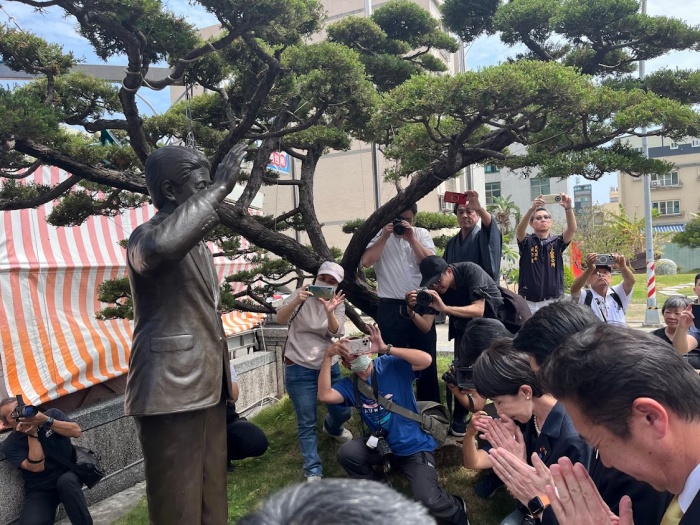 2025年4月29日下午參與高雄安倍紀念公園揭牌儀式，並在高雄紅毛港保安堂安倍晉三前首相銅像前獻花致敬。(翻攝自X@takaichi_sanae）