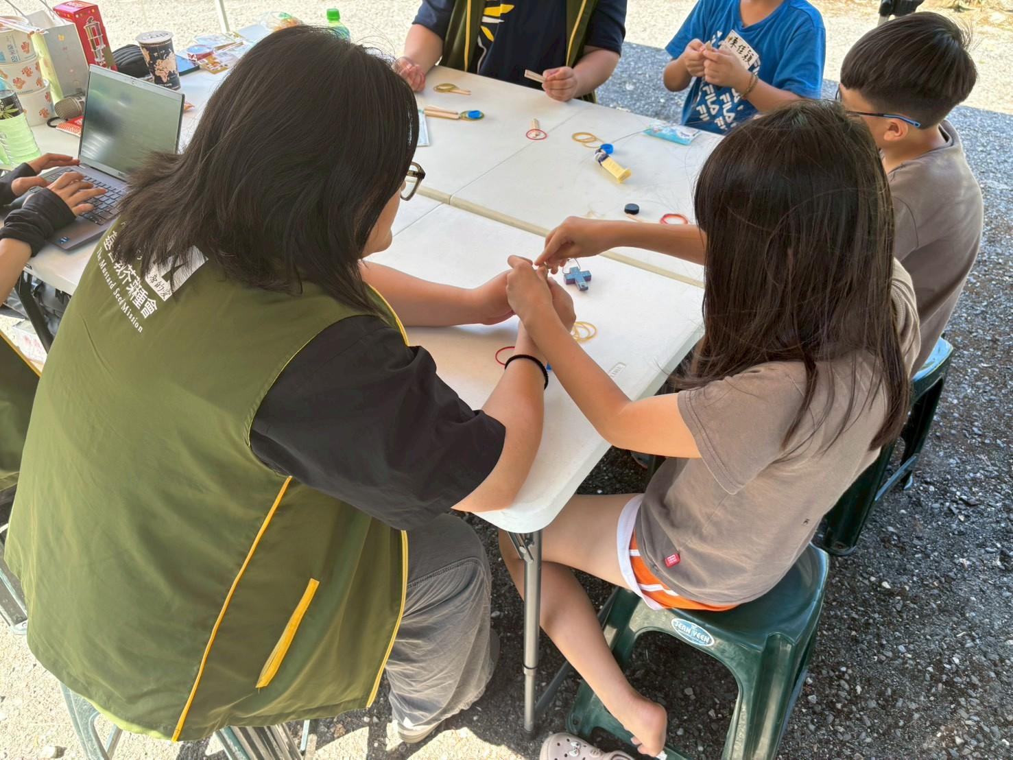 關心災後孩童心靈復原與教育需要，成立兒少關懷據點。(基督教芥菜種會提供)
