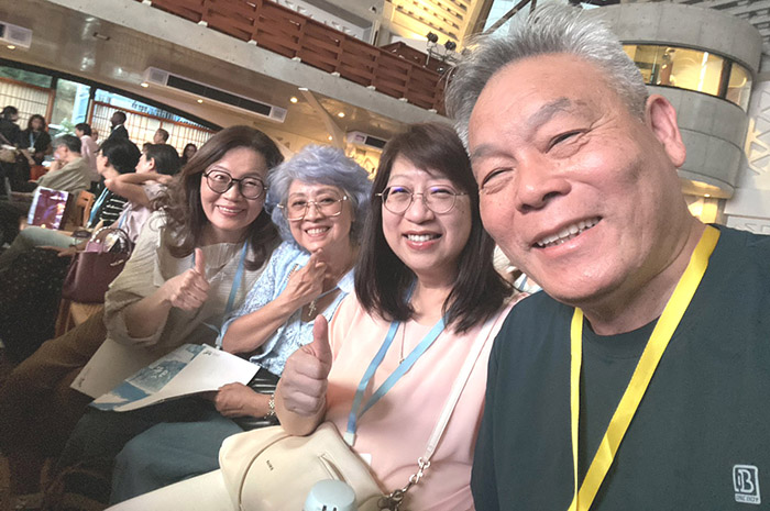 郭俊豪牧師和黃怡甄師母。（右一、二，受訪者提供）