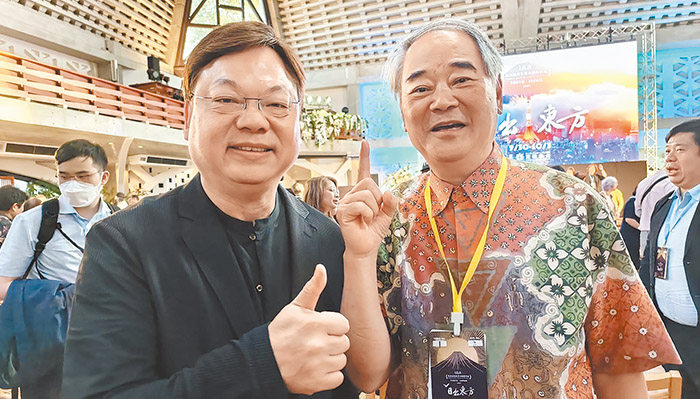 林以諾牧師（左）。