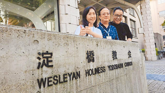 楊金章牧師（中）與鄭忠信執行長（右）合影。（圖／受訪者提供）