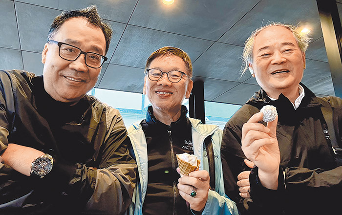 趙之強牧師（中）與鄭忠信執行長（左）和洪善群董事長（右）合影。（圖／受訪者提供）