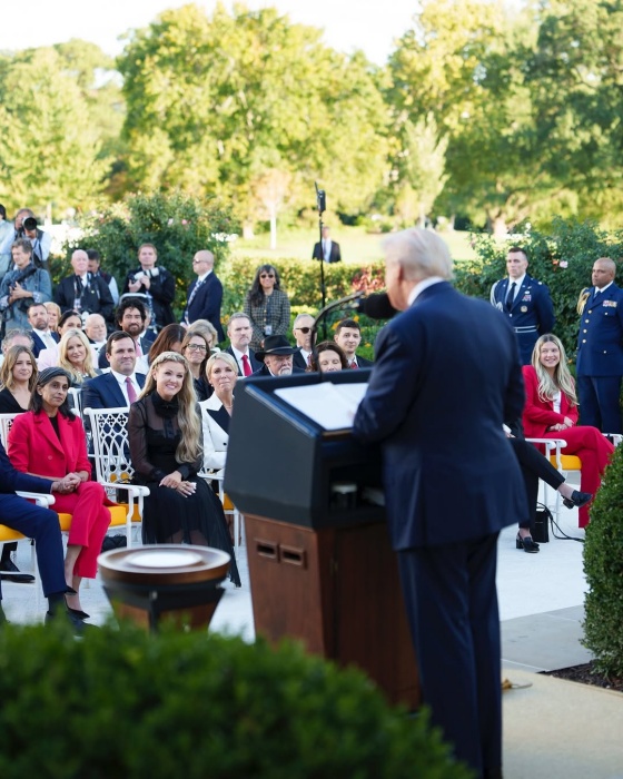 川普在頒獎典禮上致詞。(翻攝自IG@whitehouse)