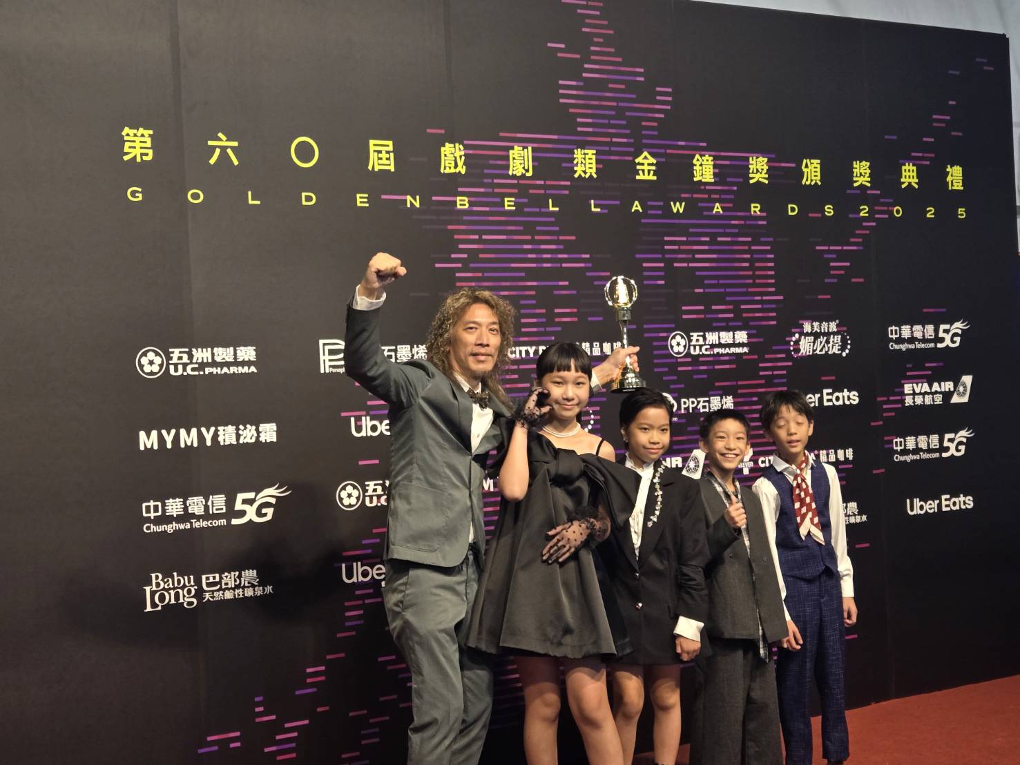 飾演雜貨店老闆的朱約信長老(左)，高喊哈利路亞榮耀歸主。(圖/梁敬彥攝影)