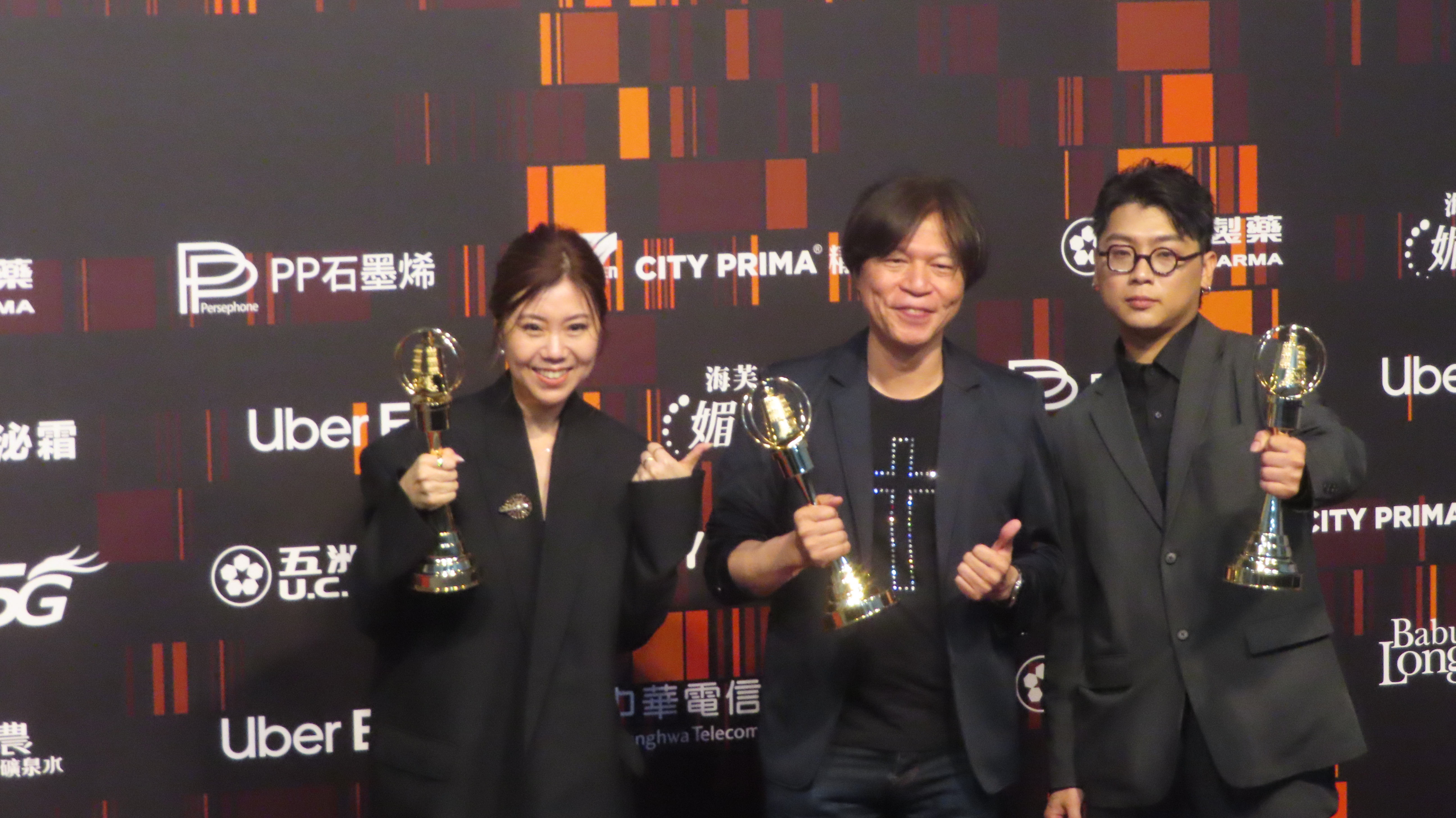 ​  ​洪榮良導演(中)穿著十字架T-Shirt上台與團隊上台領獎。(圖/梁敬彥攝影)